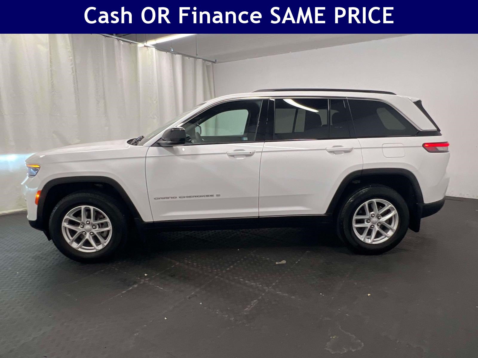 Certified 2025 Jeep Grand Cherokee Laredo X w/ Luxury Tech Group I AWD/4WD image 11
