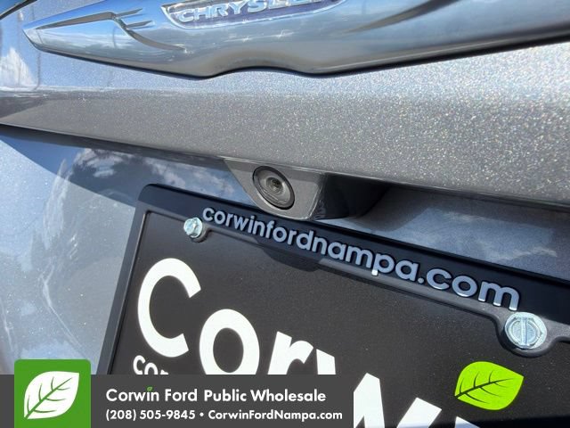 Used 2017 Chrysler Pacifica Touring-L FWD image 11
