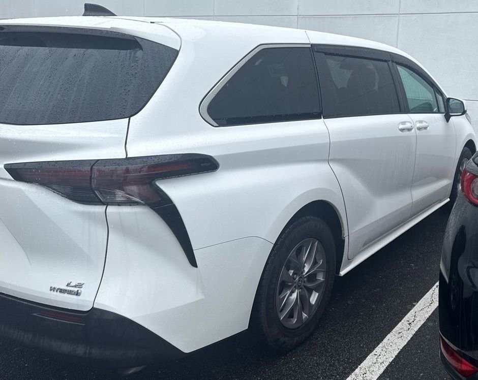 Used 2023 Toyota Sienna LE FWD image 5