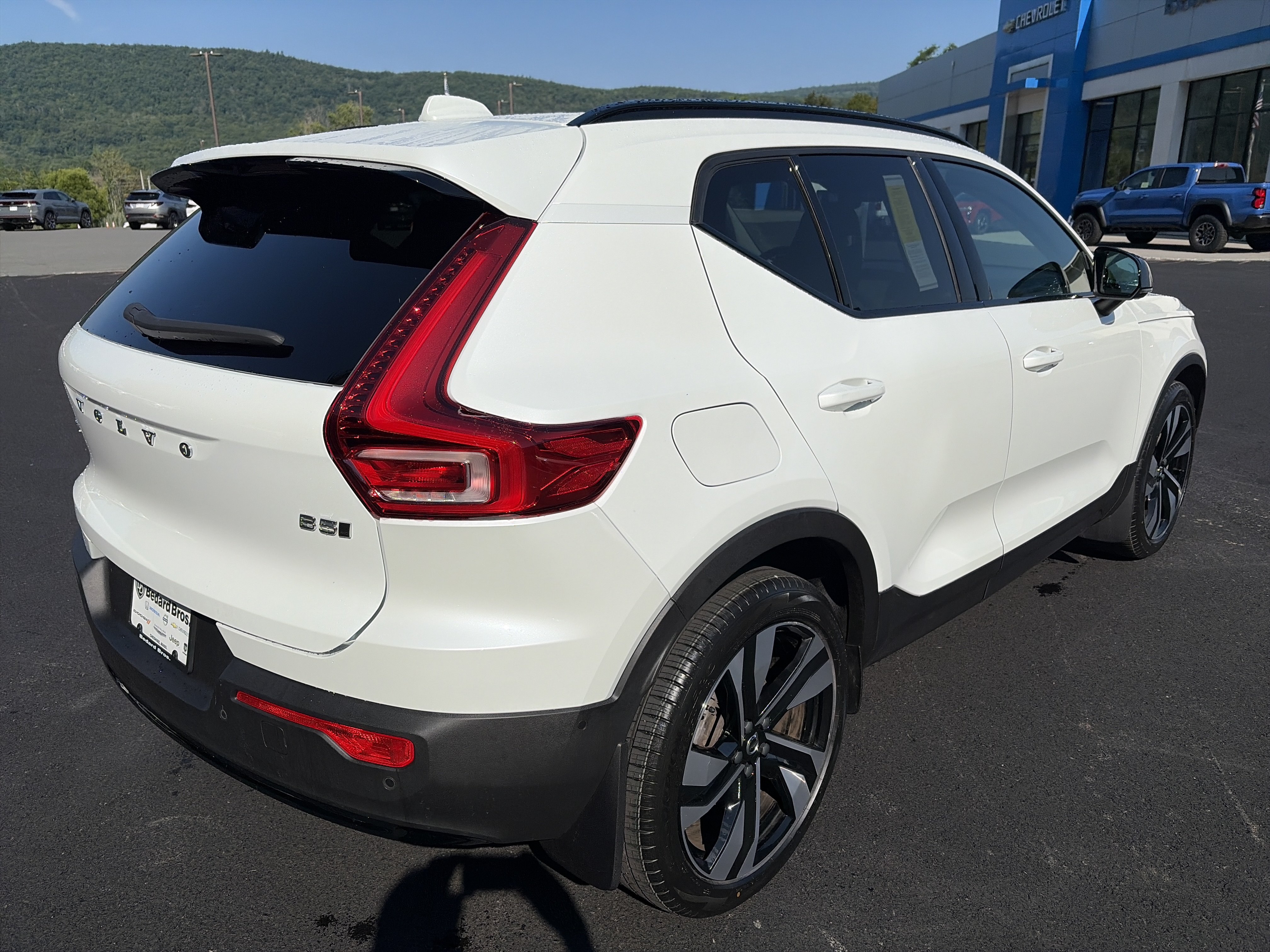 Certified 2023 Volvo XC40 B5 Ultimate w/ Protection Package Premier AWD/4WD image 5