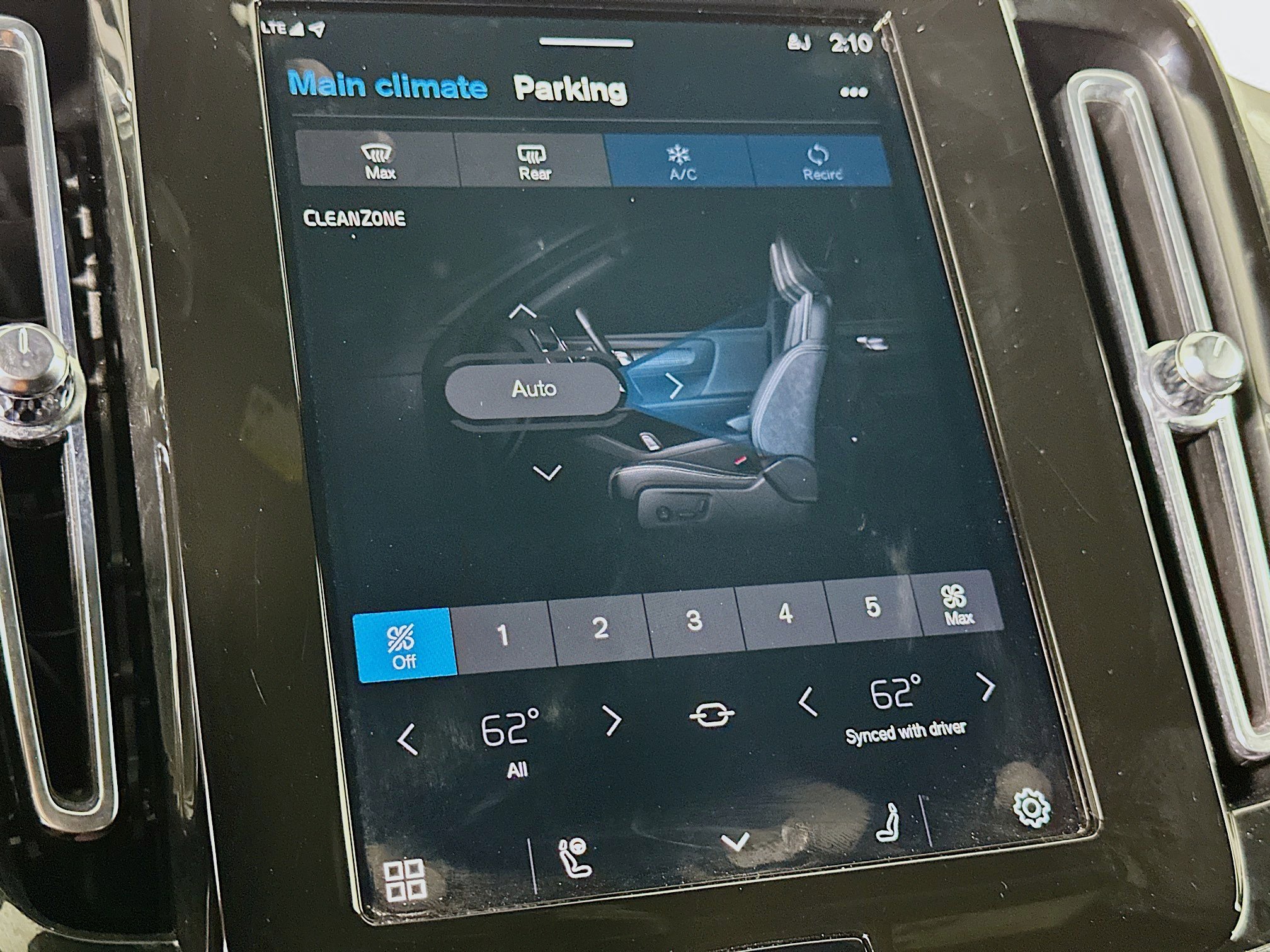 Used 2022 Volvo XC40 P8 Recharge Plus image 24