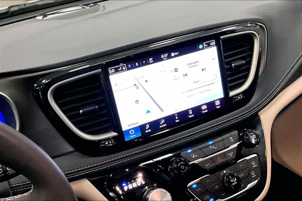 Used 2024 Chrysler Pacifica Select image 9