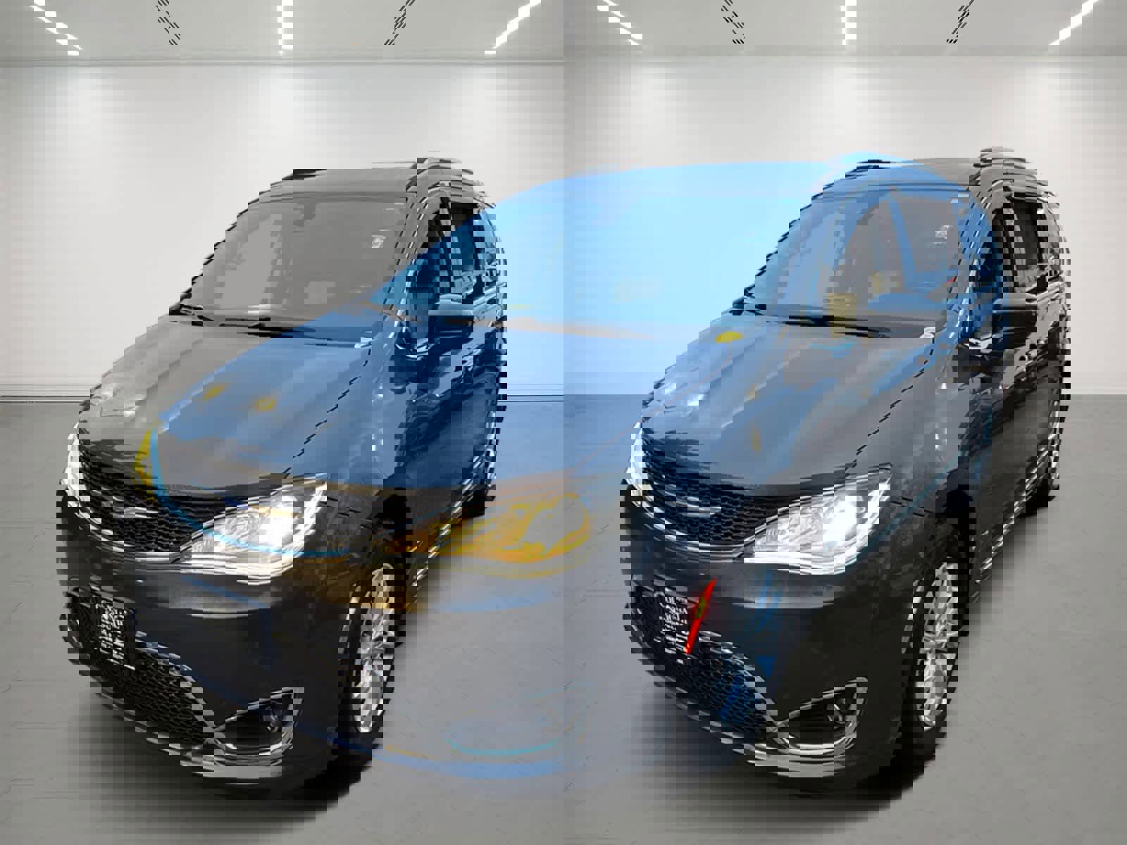 Used 2019 Chrysler Pacifica Touring-L image 2