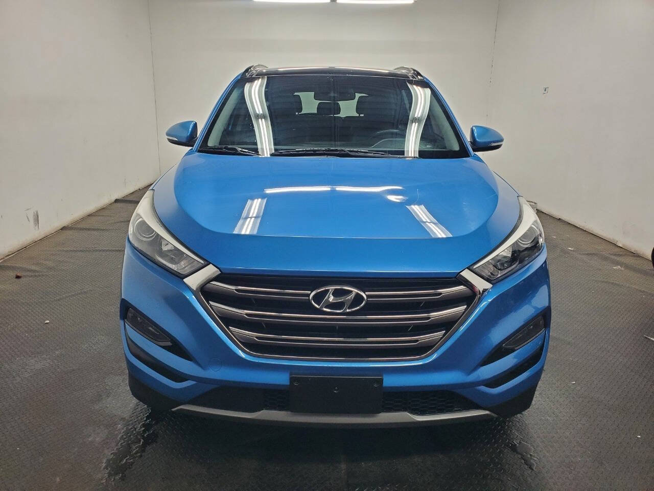 Used 2016 Hyundai Tucson Limited w/ Option Group 03 FWD image 2