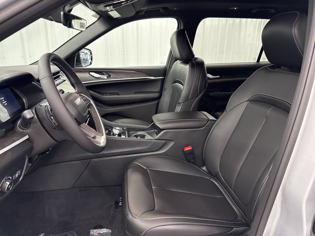 New 2025 Jeep Grand Cherokee L Limited w/ Black Appearance Package AWD/4WD image 17