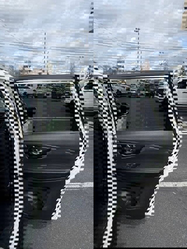 Used 2017 Nissan Rogue SV image 15