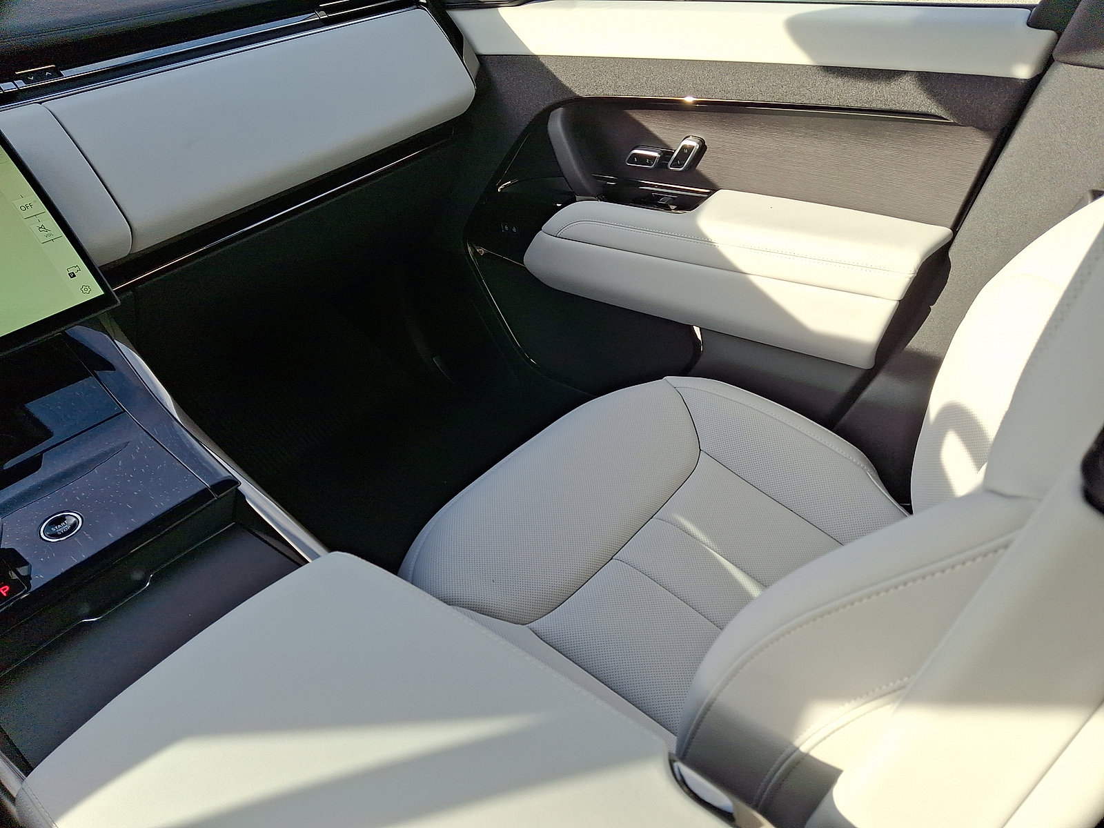 New 2026 Land Rover Range Rover Sport SE image 14