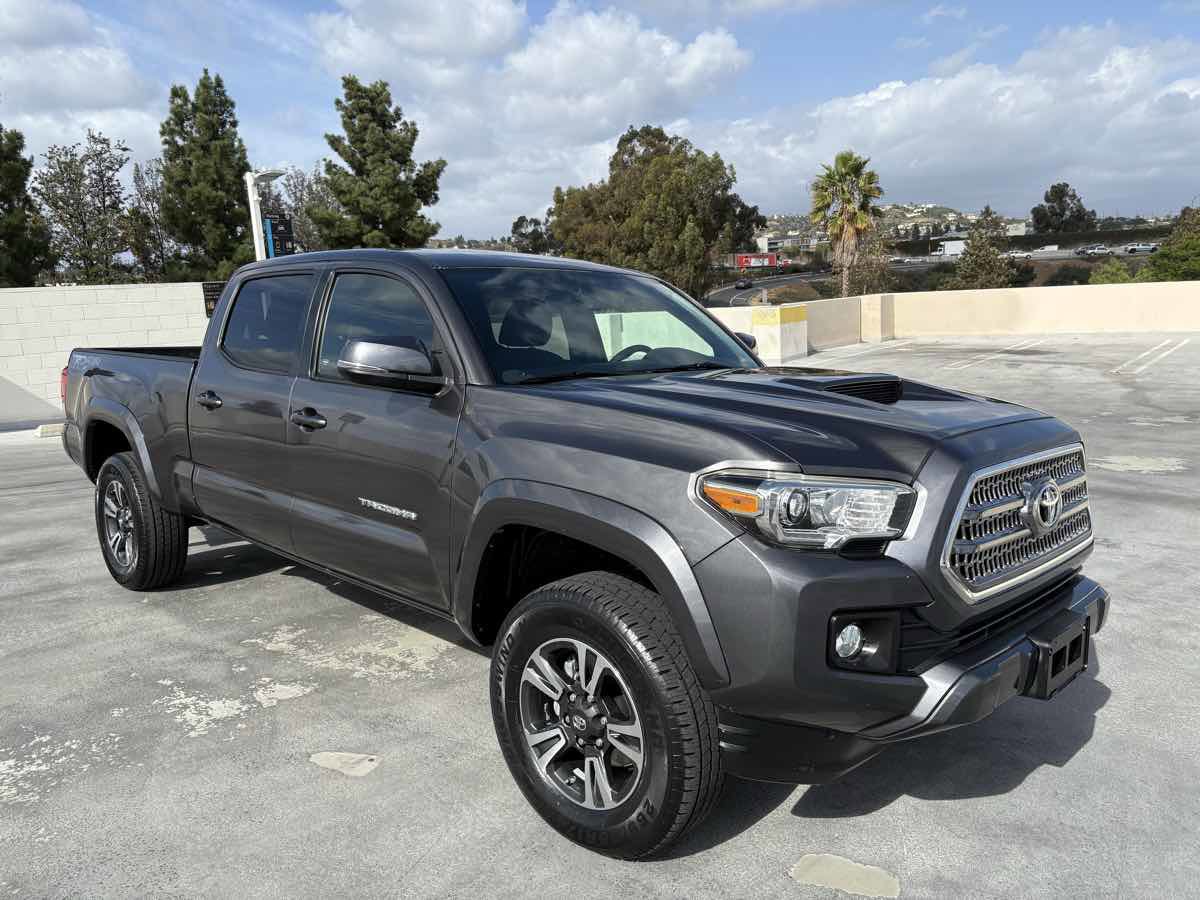 Used 2017 Toyota Tacoma TRD Sport image 38