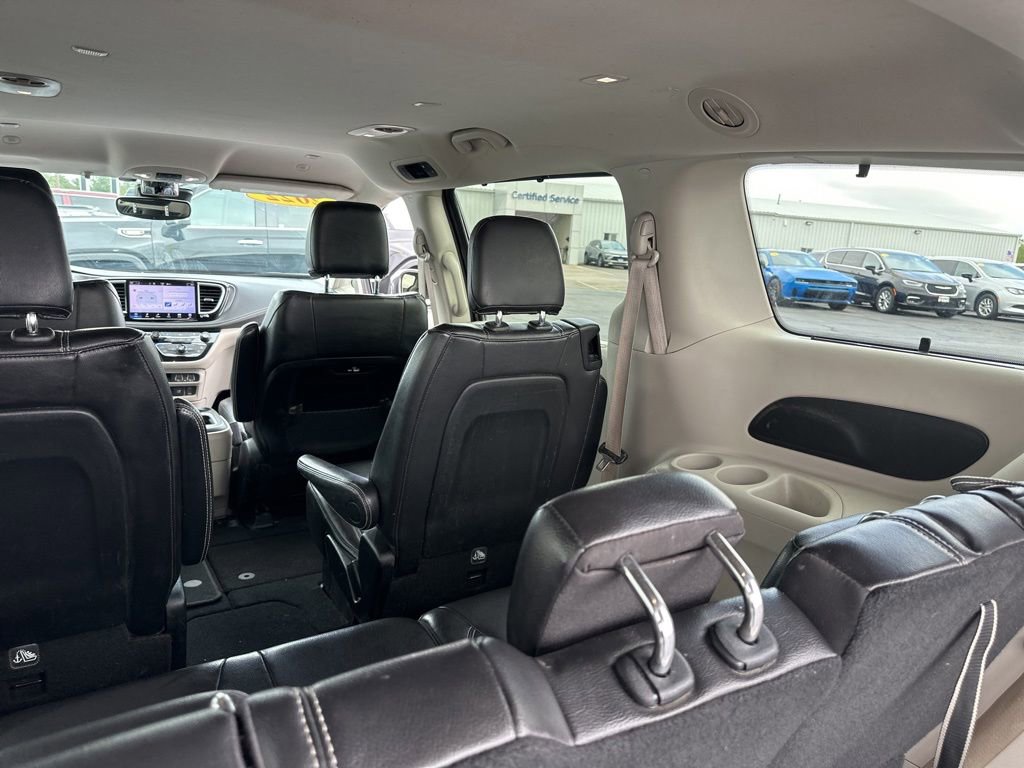 Used 2022 Chrysler Pacifica Touring-L FWD image 9