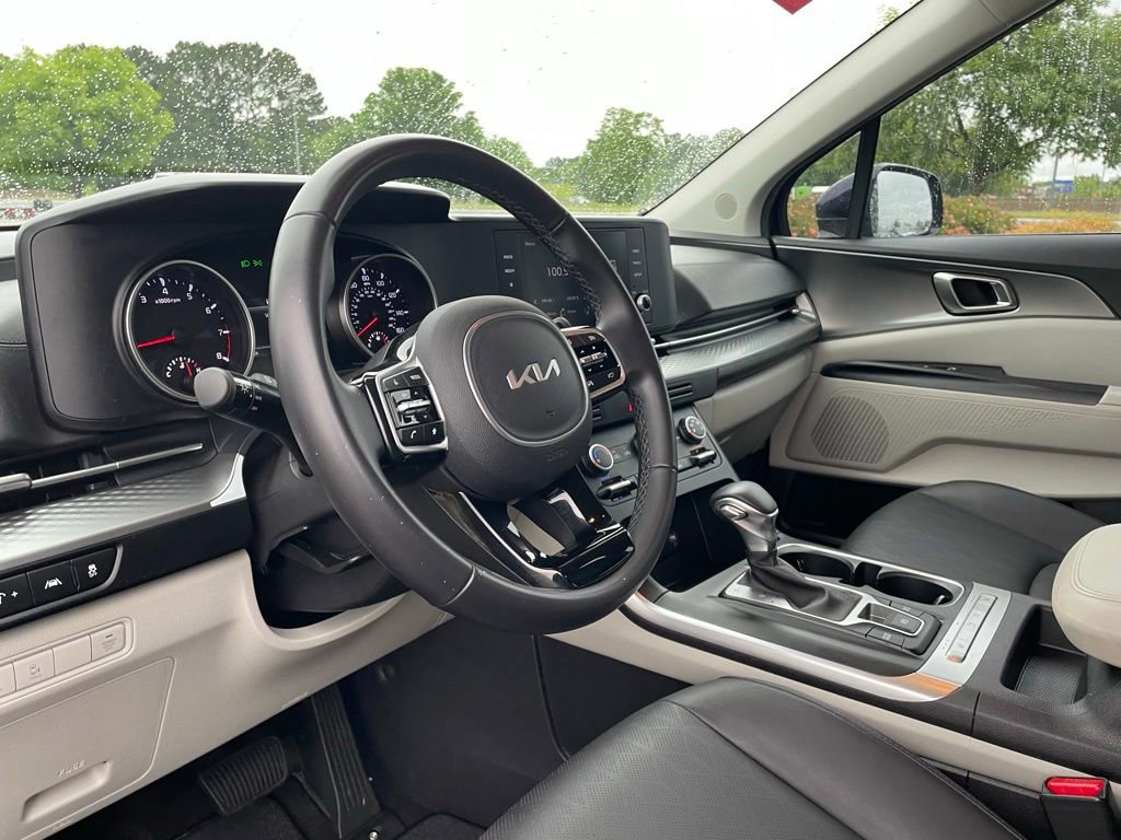 Used 2023 Kia Carnival LX FWD image 10