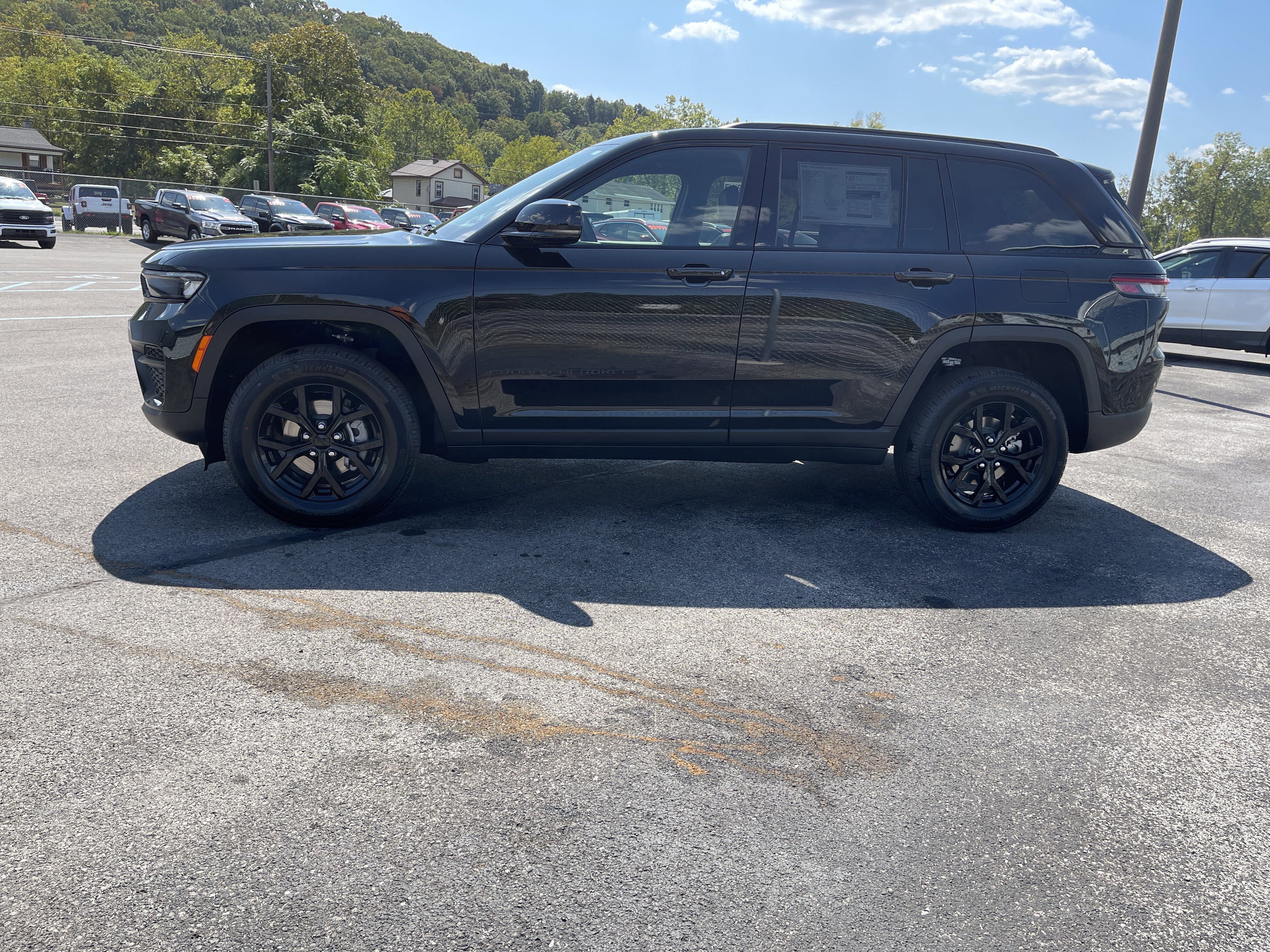 New 2025 Jeep Grand Cherokee Altitude image 3