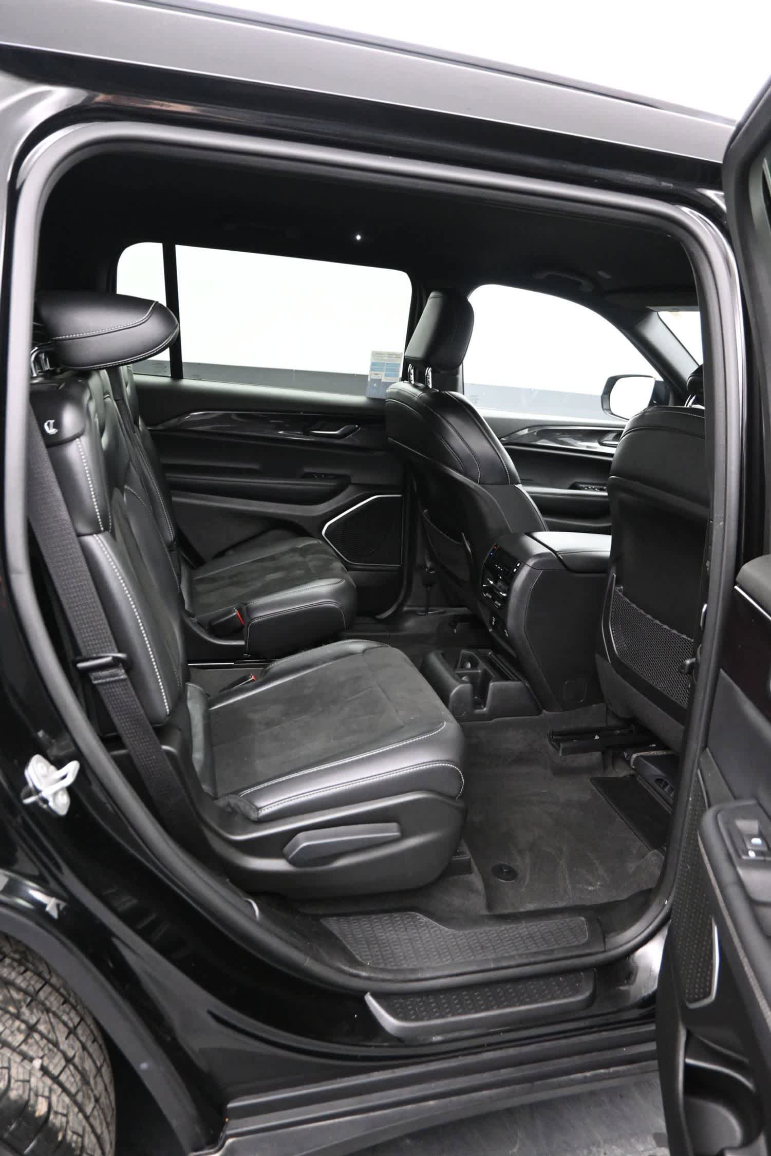 Used 2022 Jeep Grand Cherokee L Laredo AWD/4WD image 13