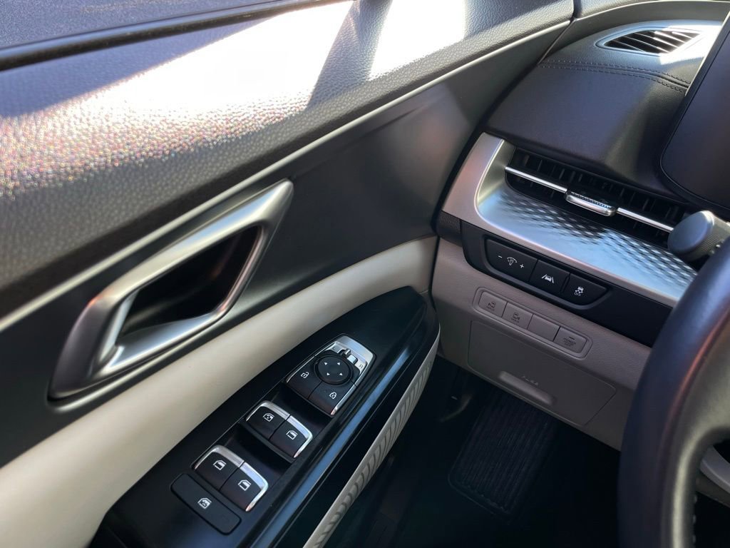 Used 2023 Kia Carnival LX image 23