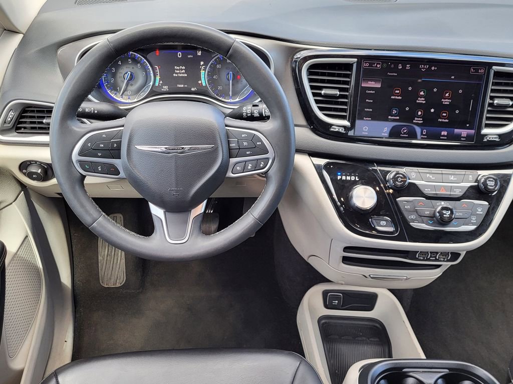 Used 2023 Chrysler Pacifica Touring-L FWD image 3