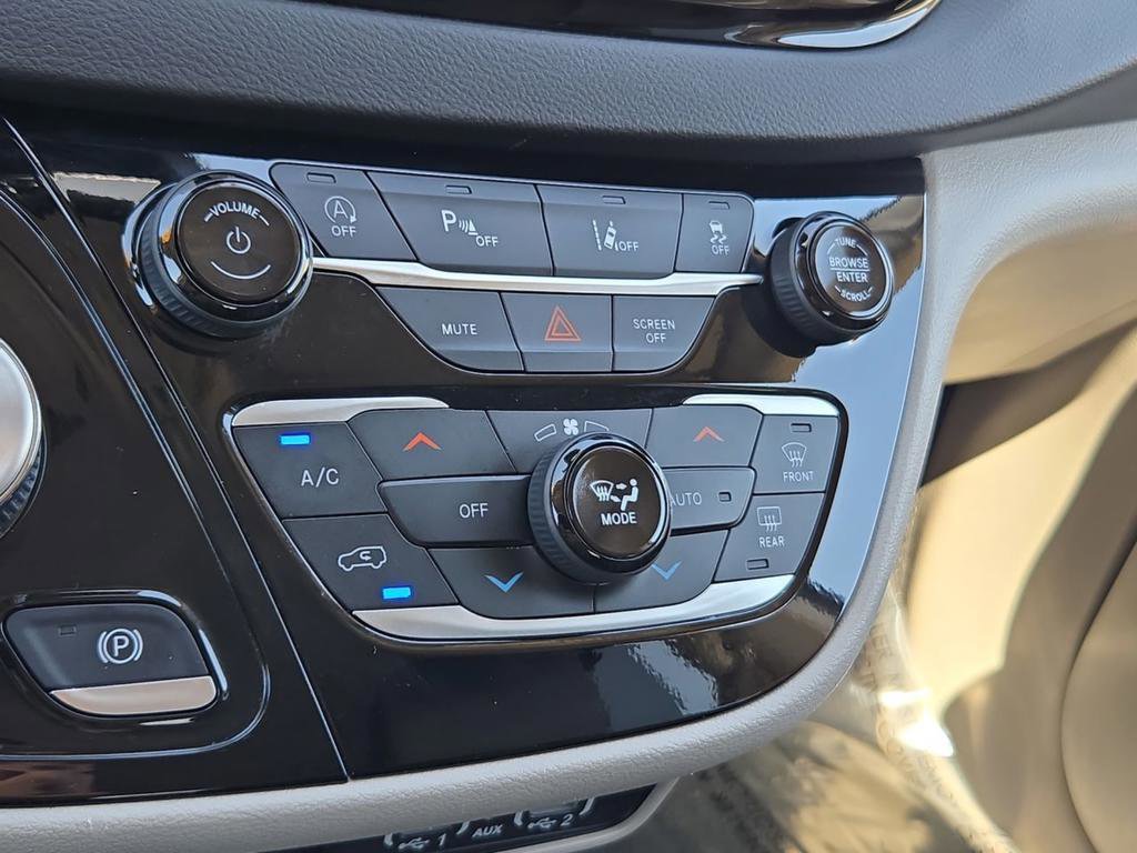 Used 2024 Chrysler Pacifica Touring-L image 35