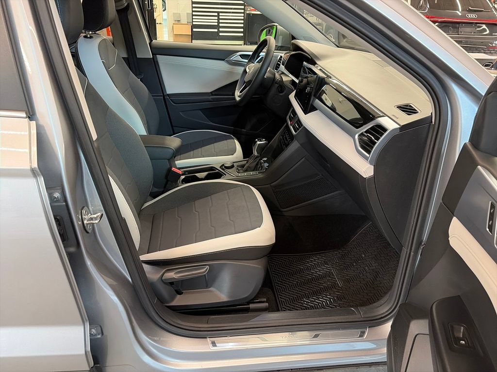 Certified 2025 Volkswagen Taos SE w/ Panoramic Sunroof Package AWD/4WD image 11