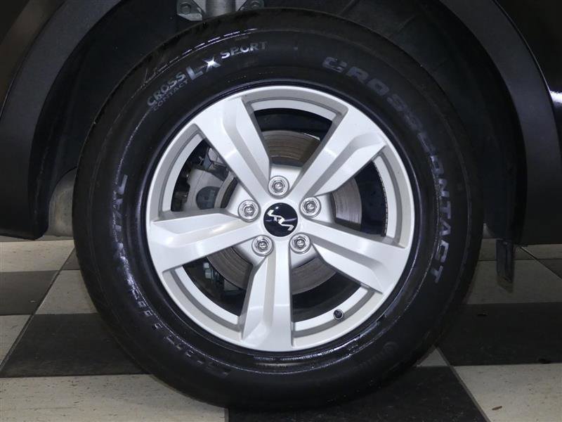 Used 2023 Kia Sorento LX image 32