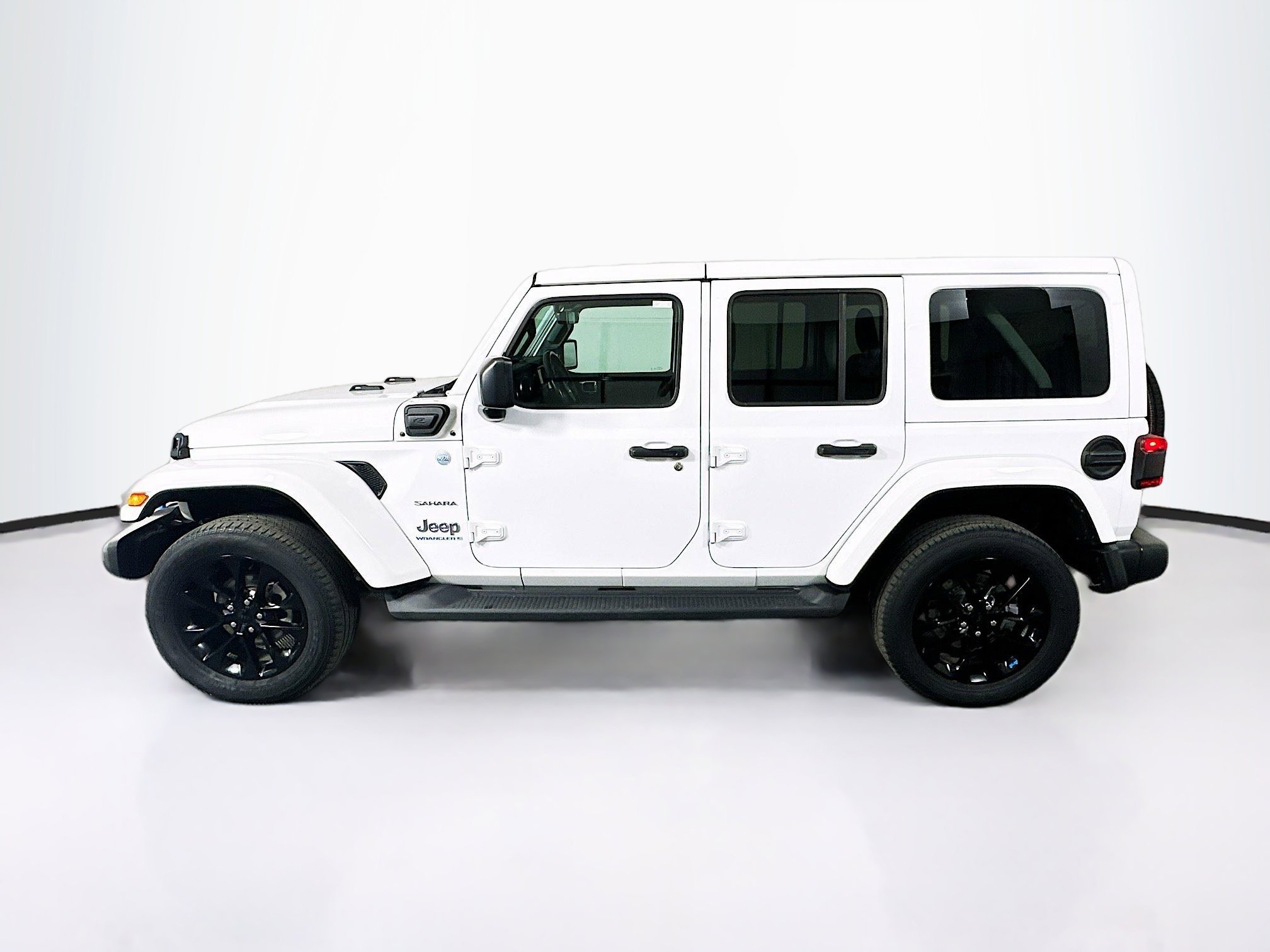 Used 2023 Jeep Wrangler Unlimited Sahara w/ Dual Top Group AWD/4WD image 4