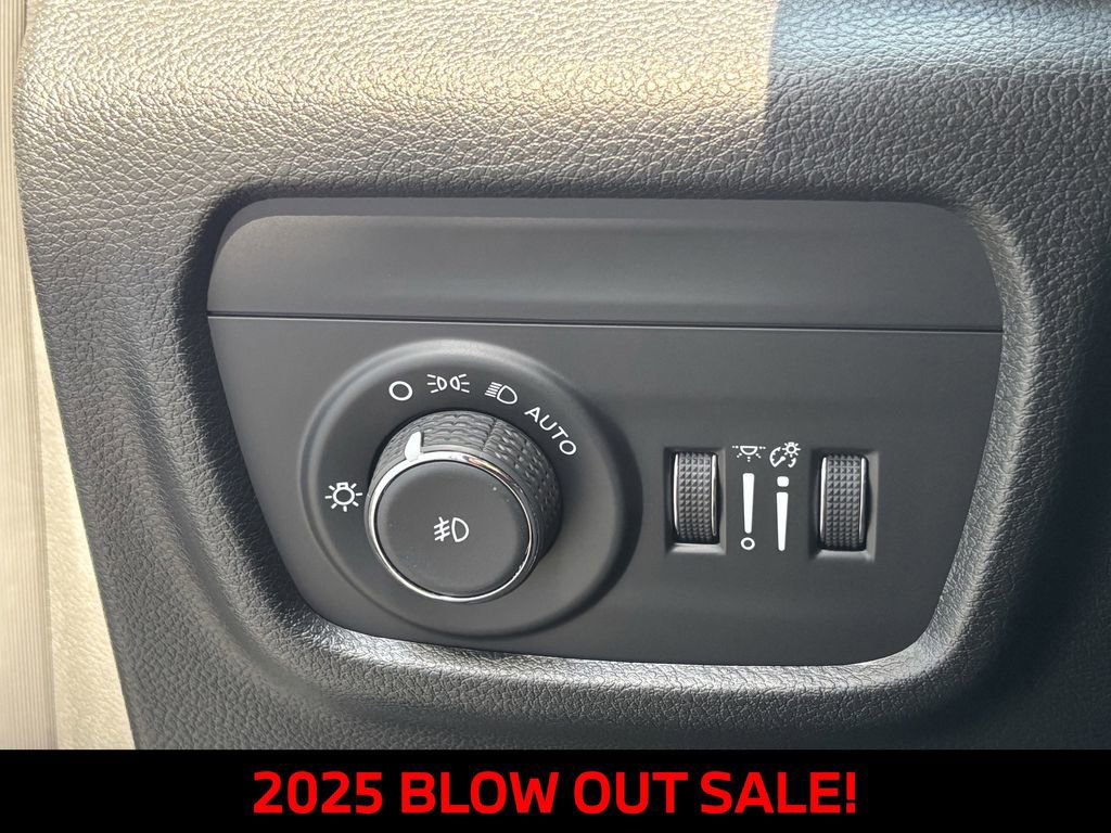 New 2025 Jeep Grand Cherokee Limited w/ Black Appearance Package image 19