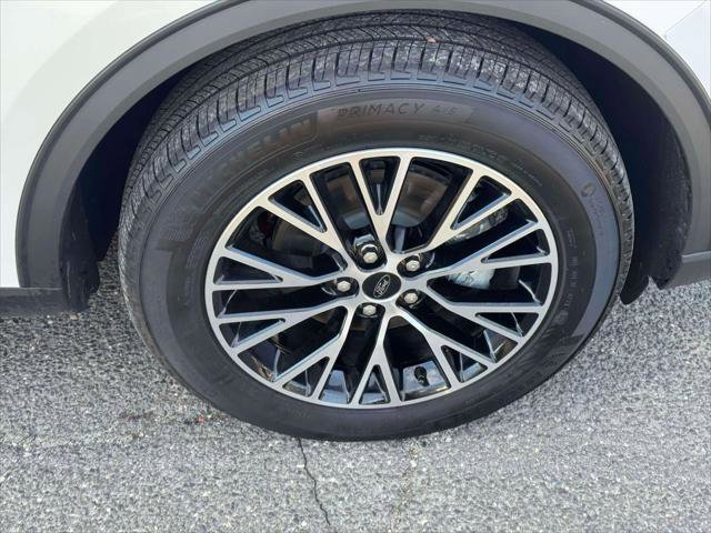 Used 2025 Ford Escape PHEV w/ PHEV Premium Package image 9