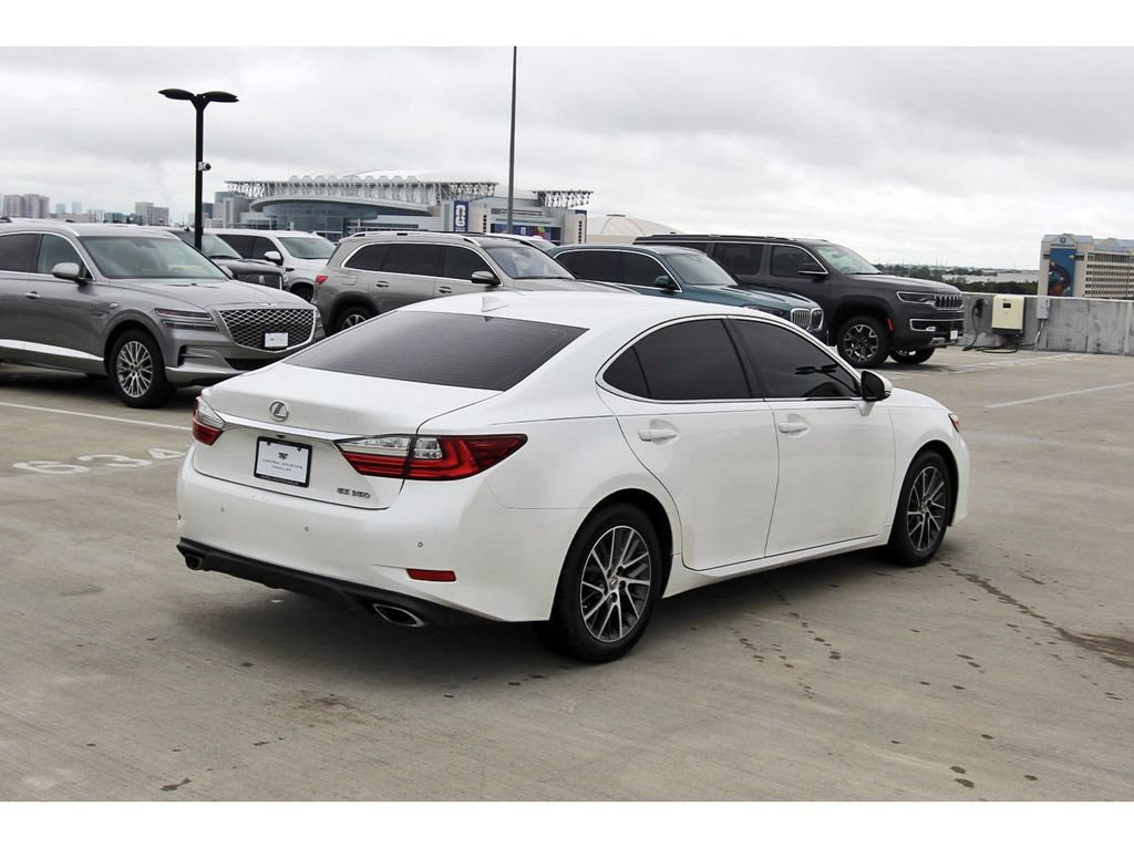 Used 2017 Lexus ES 350 w/ Luxury Package FWD image 4