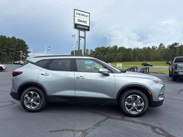 Used 2025 Chevrolet Blazer LT w/ Convenience Package FWD image 2