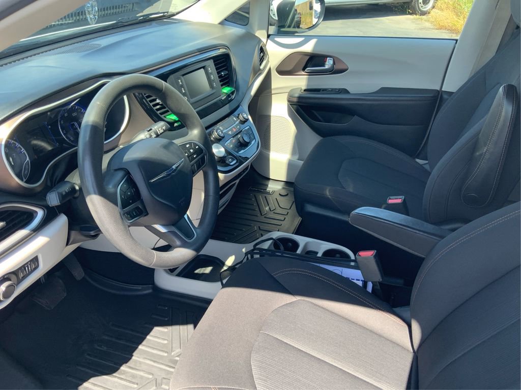 Used 2017 Chrysler Pacifica LX FWD image 9
