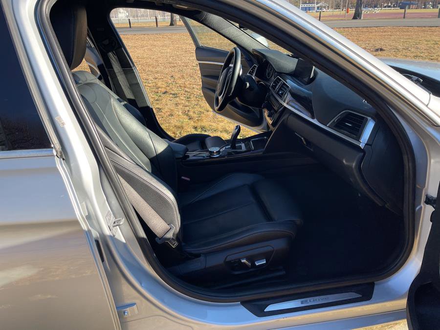 Used 2017 BMW 330e w/ Technology Package RWD image 36