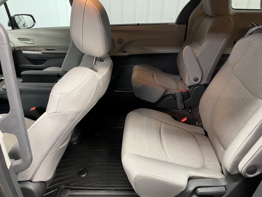 Used 2024 Toyota Sienna LE image 30