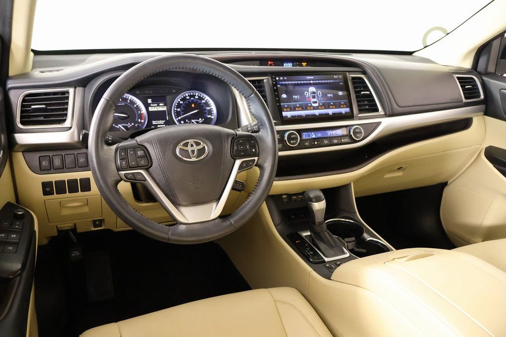 Used 2019 Toyota Highlander XLE image 2
