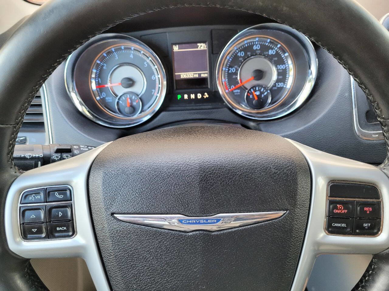 Used 2014 Chrysler Town & Country Touring-L w/ Driver Convenience Group image 16