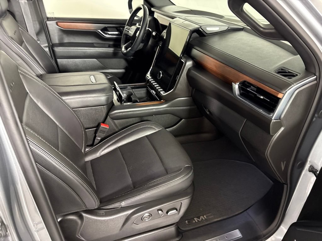 Used 2025 GMC Yukon XL Denali AWD/4WD image 22