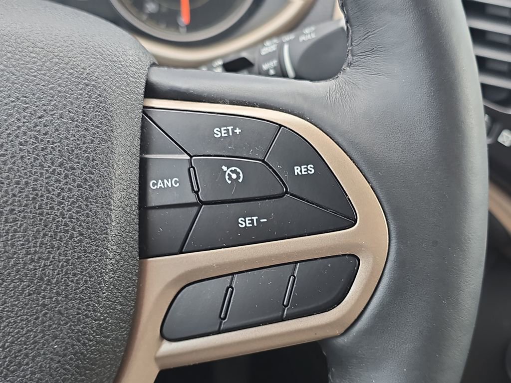 Used 2018 Jeep Cherokee Latitude w/ Altitude Package AWD/4WD image 19