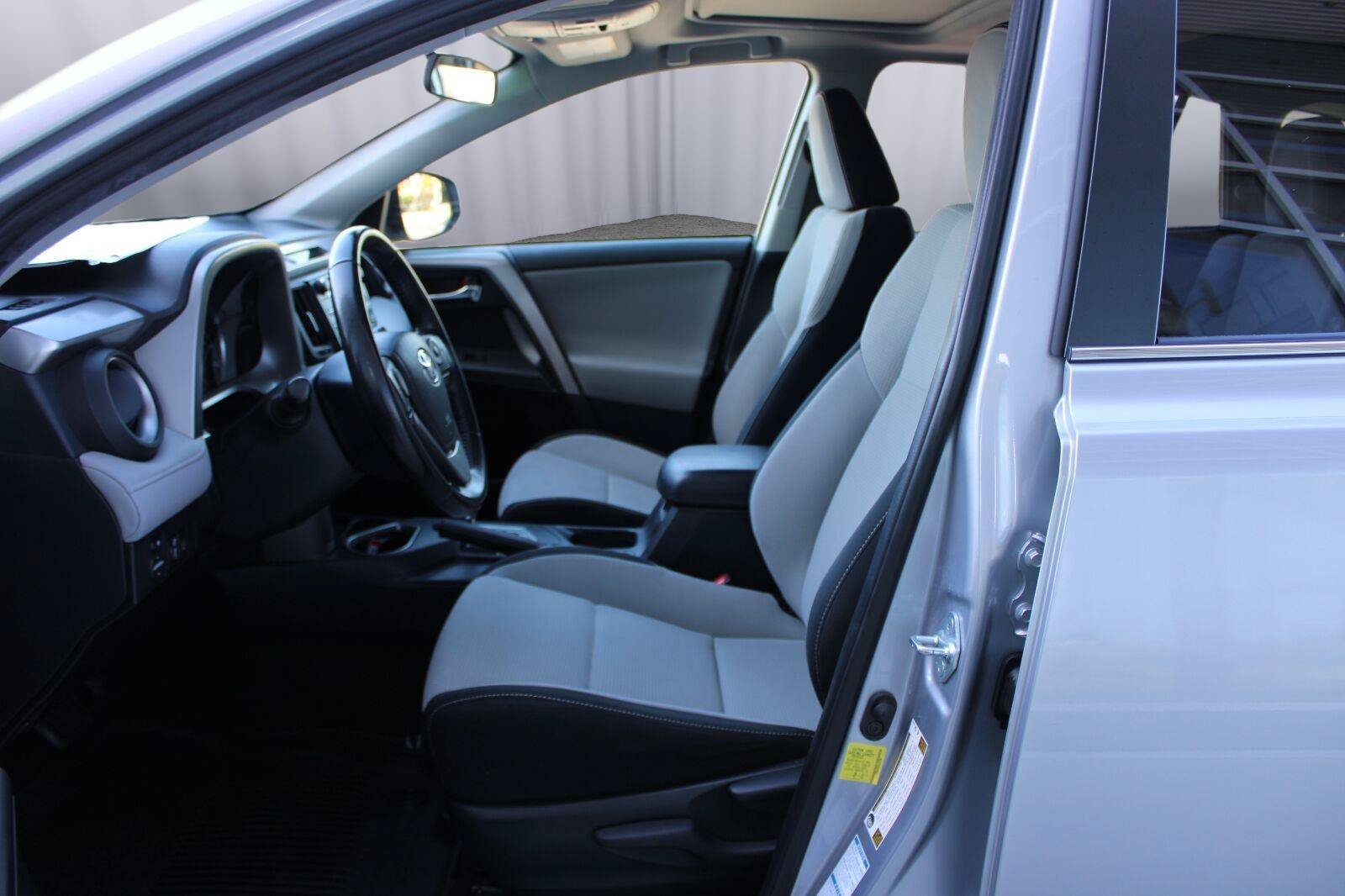 Used 2018 Toyota RAV4 XLE AWD/4WD image 34