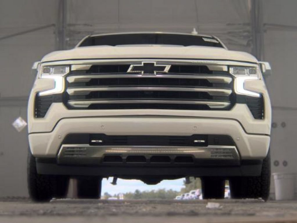 Used 2024 Chevrolet Silverado 1500 High Country w/ Technology Package AWD/4WD image 4
