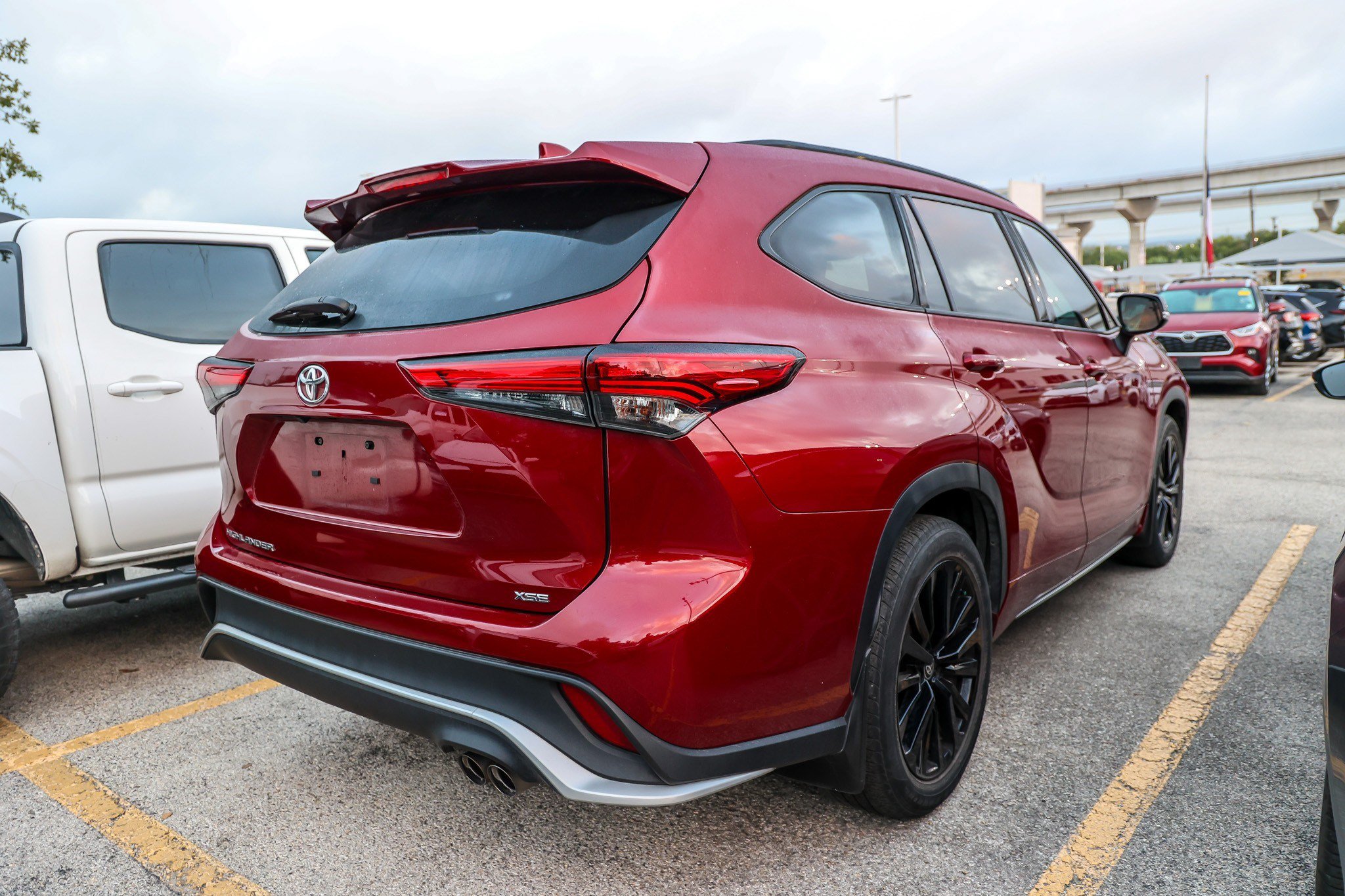 Used 2023 Toyota Highlander XSE FWD image 8