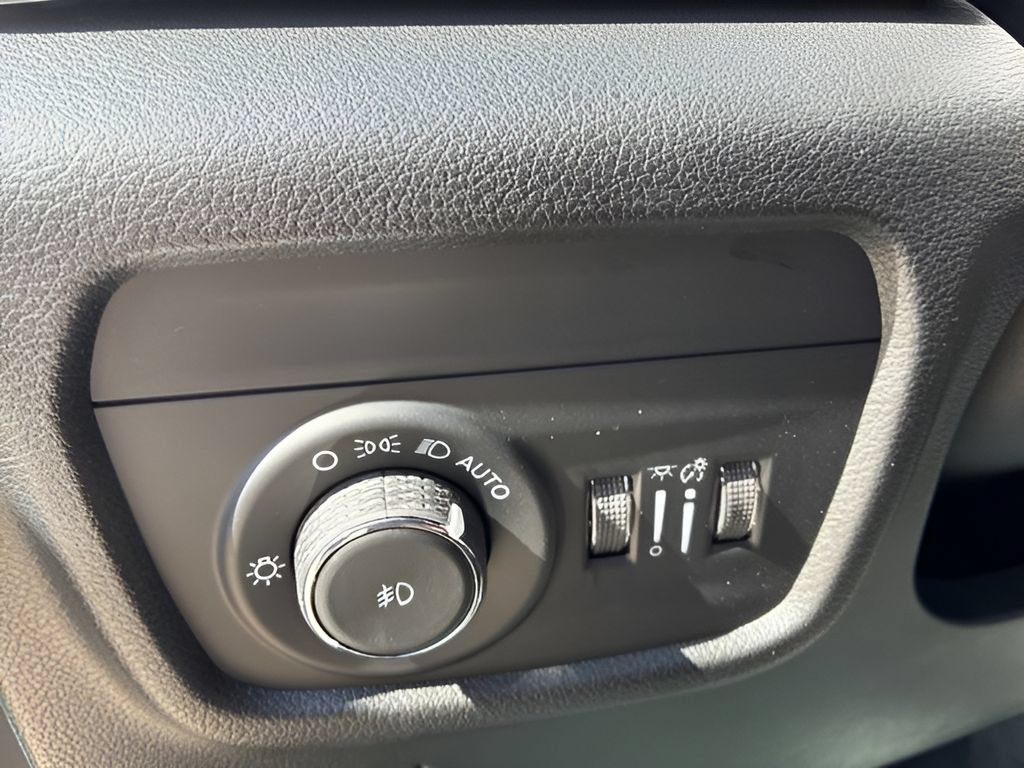 New 2026 Jeep Grand Cherokee Limited w/ Luxury Tech Group II AWD/4WD image 16