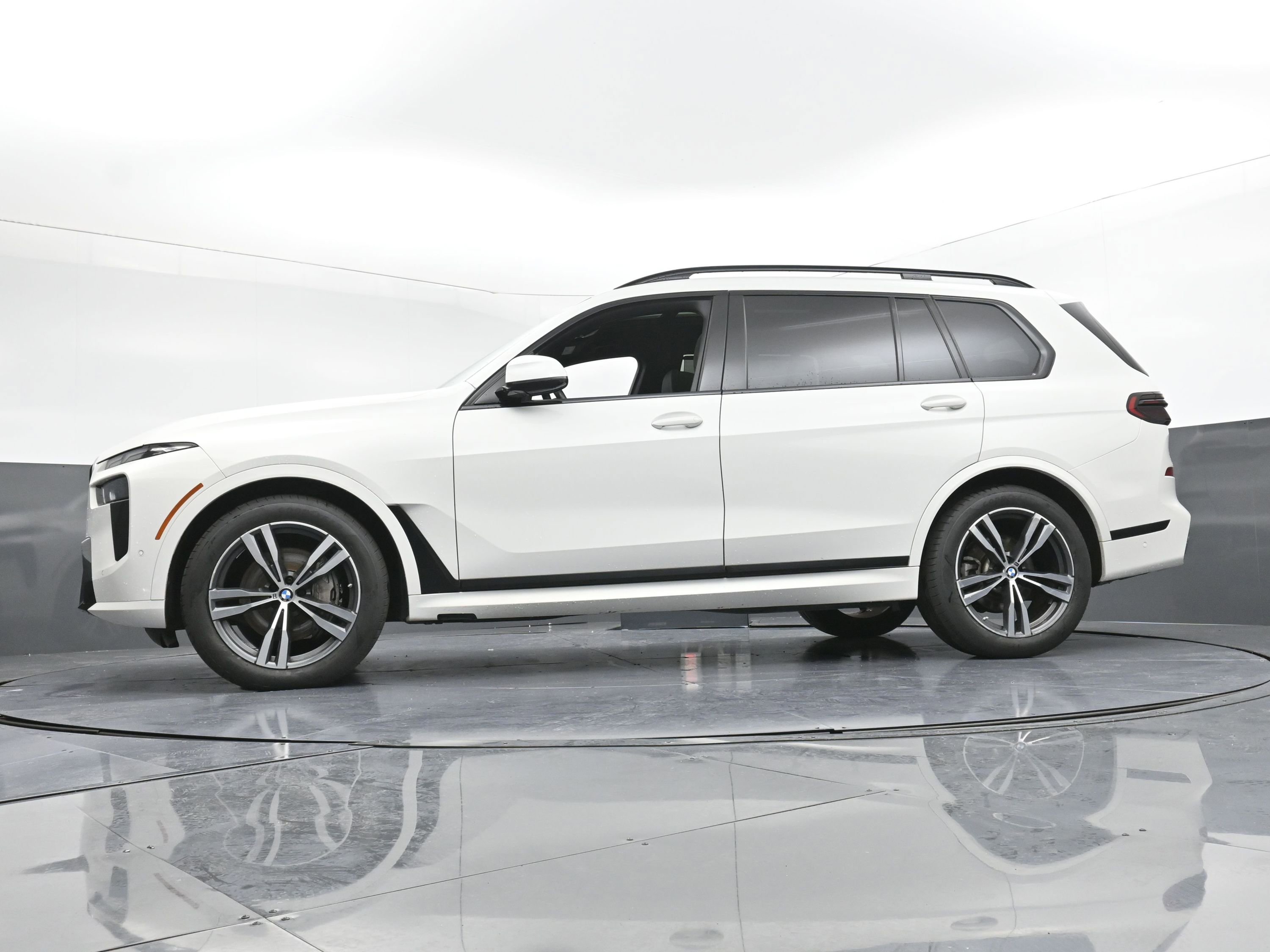 Used 2024 BMW X7 xDrive40i w/ M Sport Package image 28