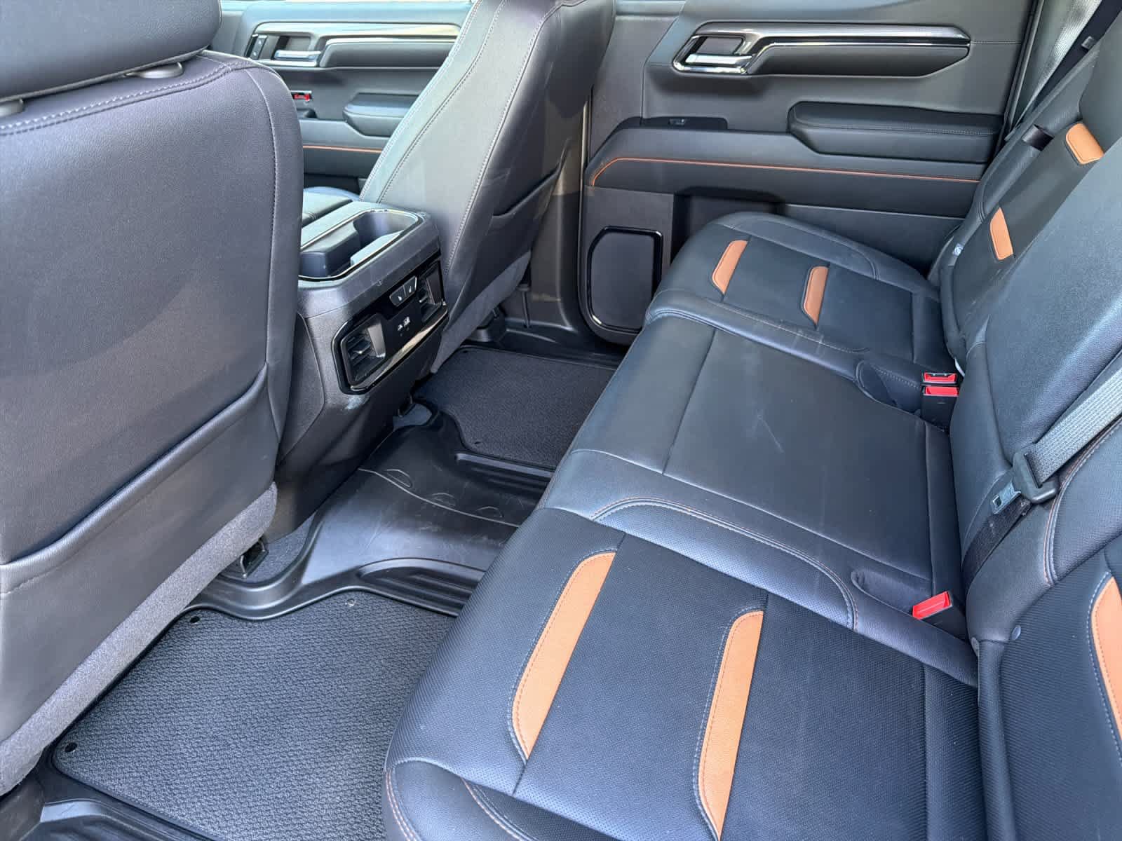 Used 2024 GMC Sierra 1500 AT4 w/ Technology Package AWD/4WD image 4