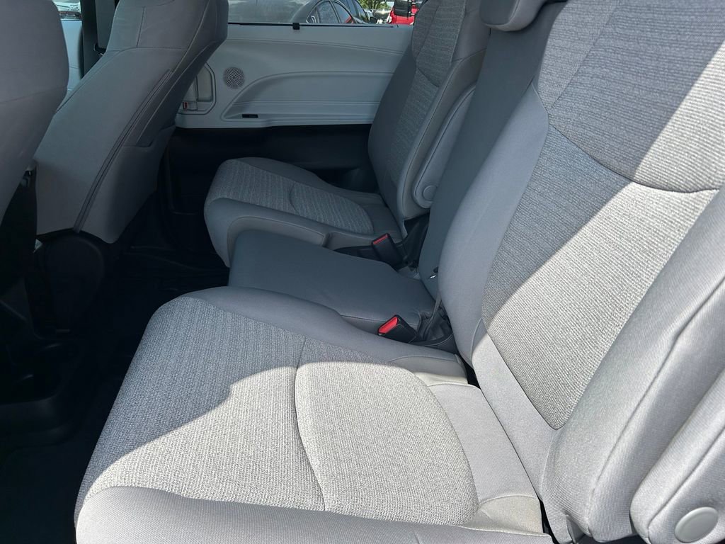Used 2025 Toyota Sienna LE image 15