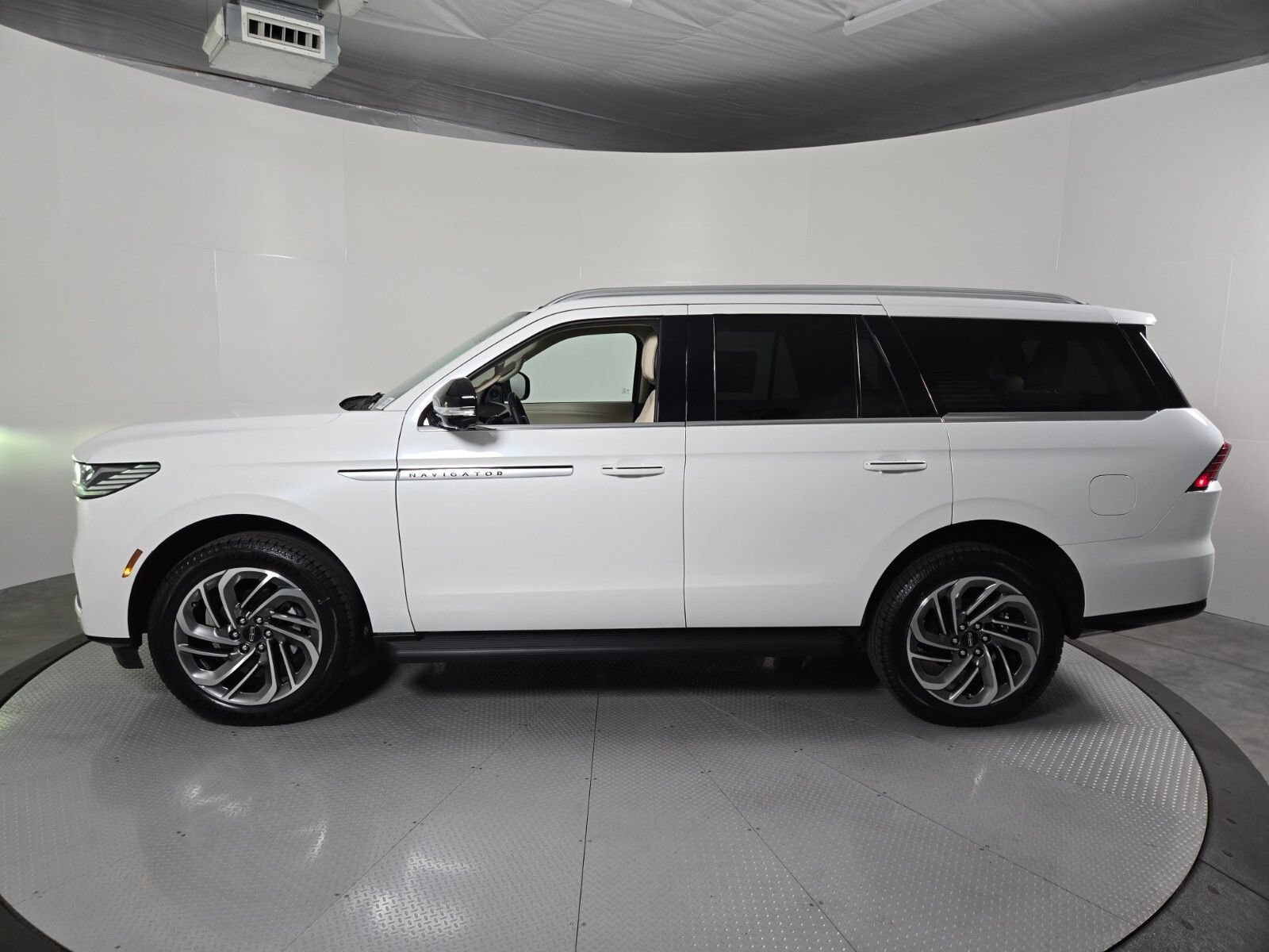 New 2027 Lincoln Navigator Premiere RWD image 8