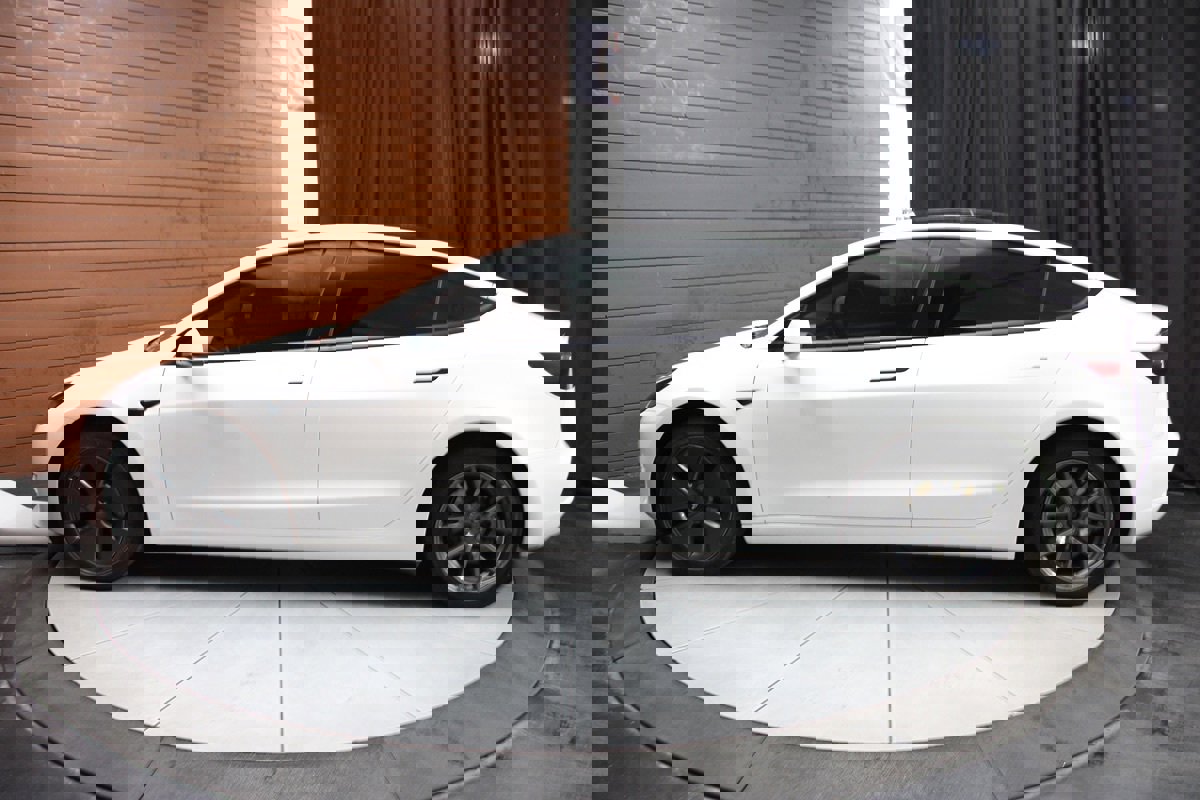 Used 2023 Tesla Model 3 Standard Range image 9