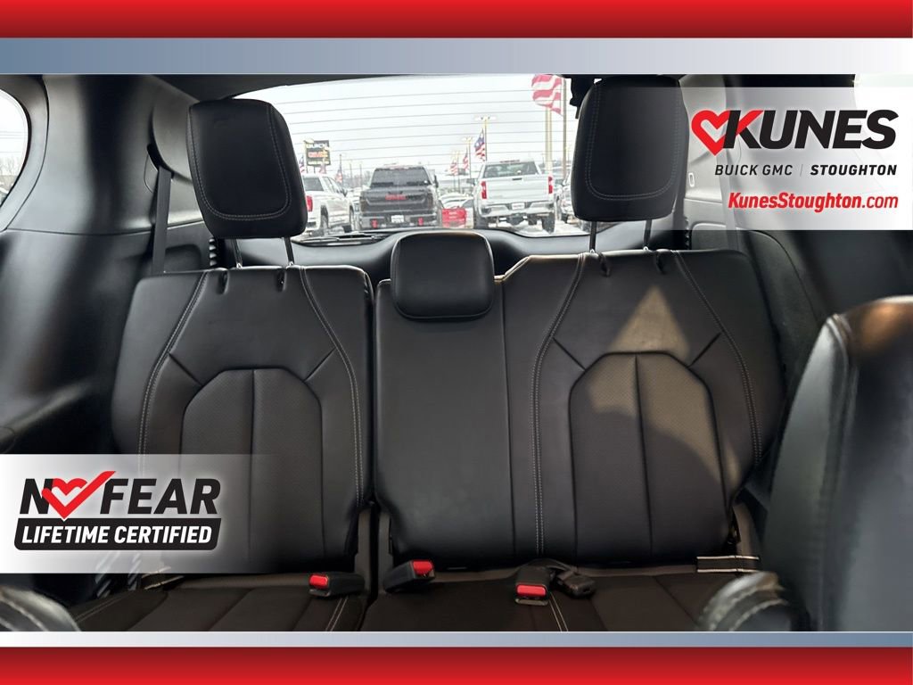 Used 2025 Chrysler Pacifica Select image 40