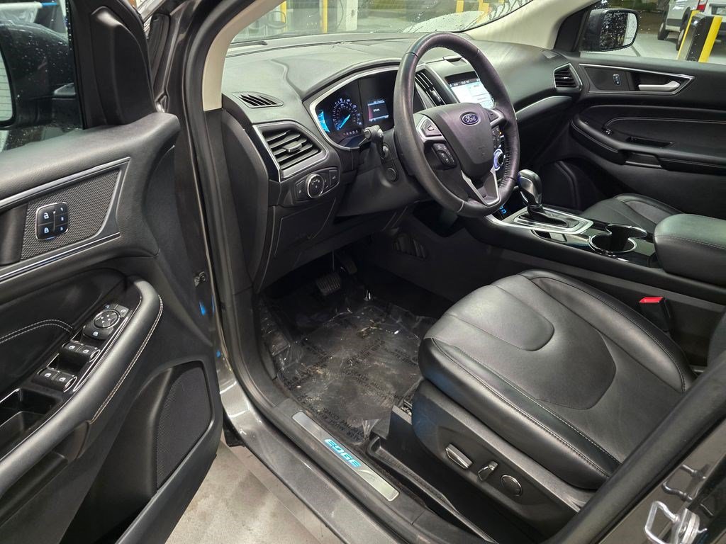 Used 2018 Ford Edge Titanium w/ Equipment Group 302A AWD/4WD image 16