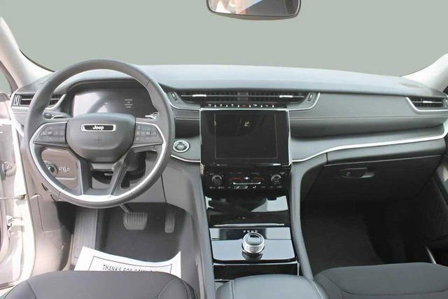 Used 2023 Jeep Grand Cherokee Laredo image 24