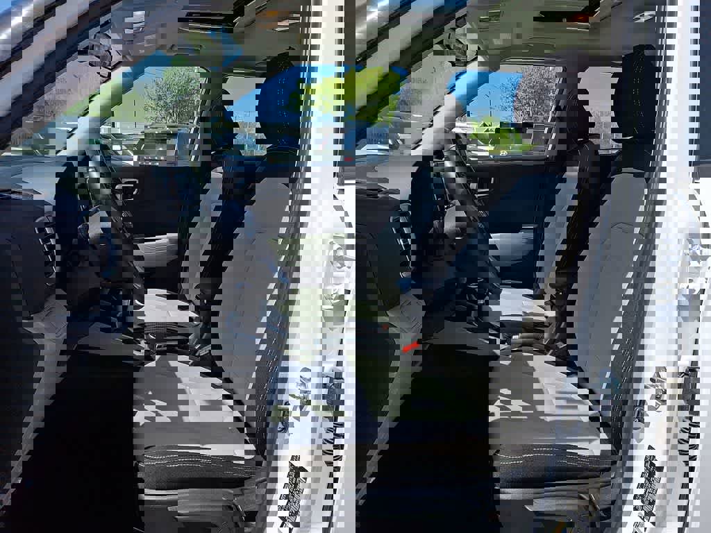 Used 2025 Hyundai Venue SEL image 12