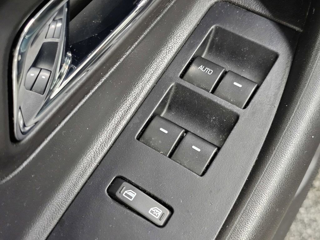 Used 2010 Ford Taurus SEL image 29