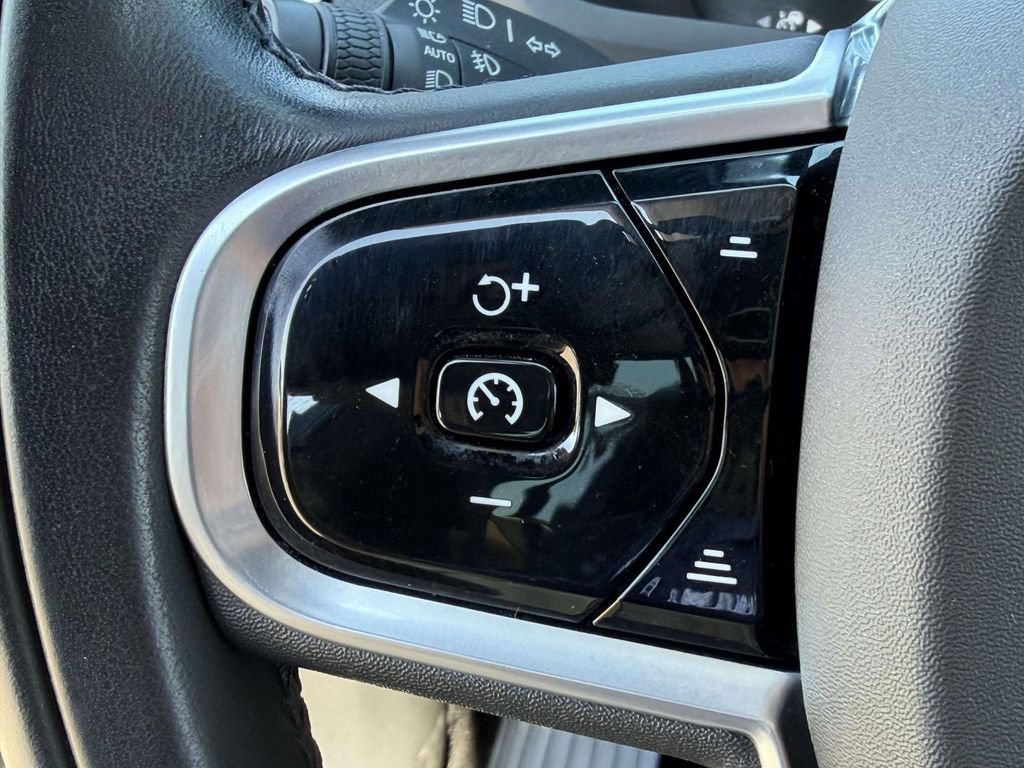 Used 2022 Volvo XC90 T6 Momentum w/ Advanced Package AWD/4WD image 24