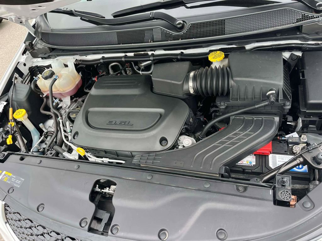 Used 2024 Chrysler Pacifica Touring-L image 38