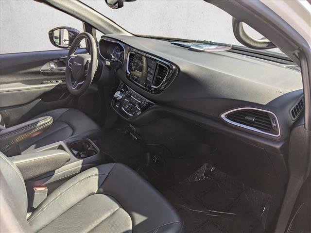 Used 2025 Chrysler Pacifica Select image 20